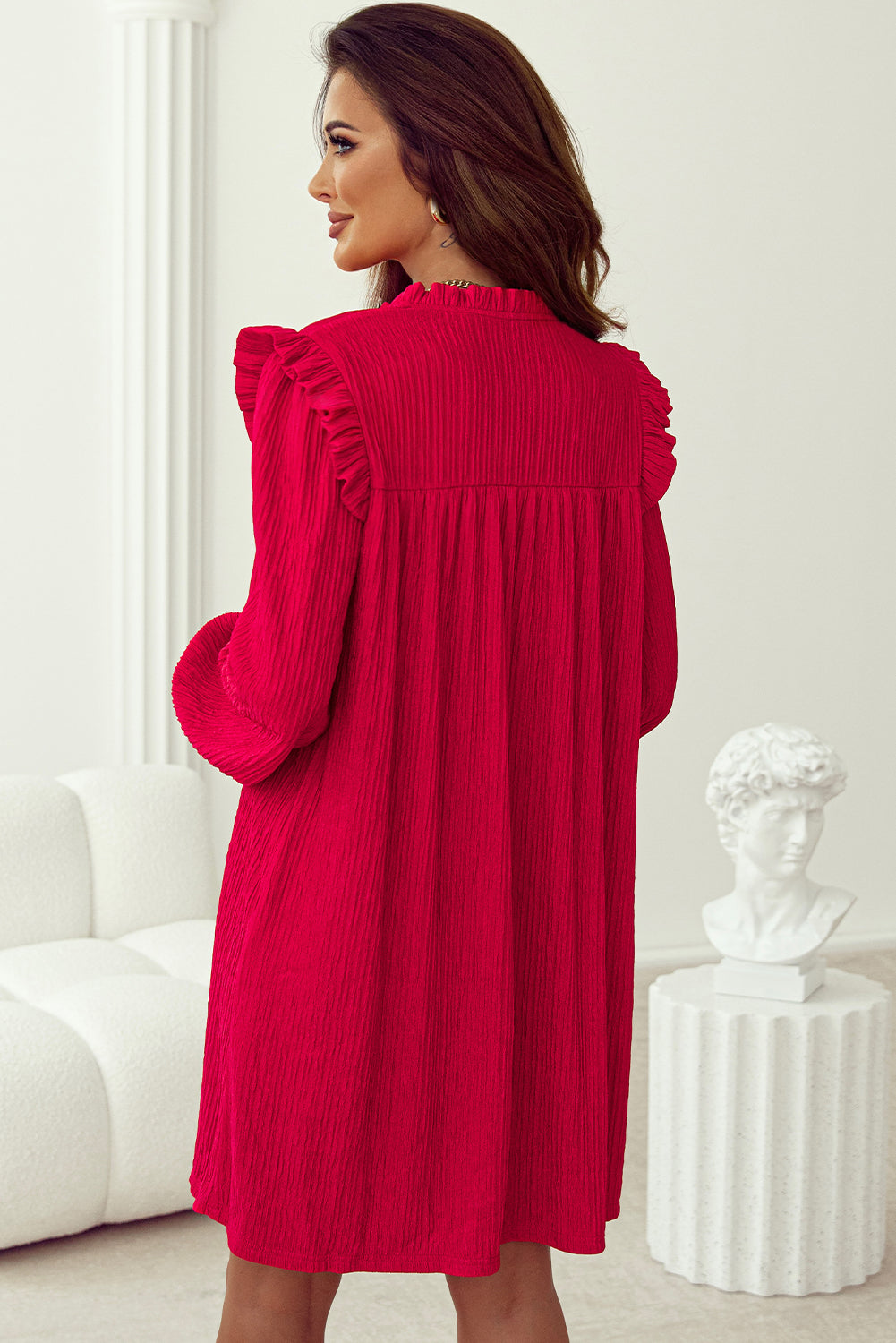 Minivestido rojo intenso de corte holgado con cuello en V y ribete de volantes texturizado
