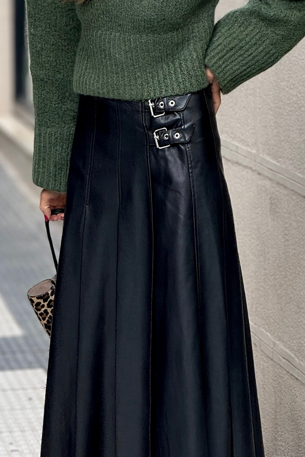 Falda midi acampanada de piel sintética negra con detalle de hebilla retro y costuras plisadas
