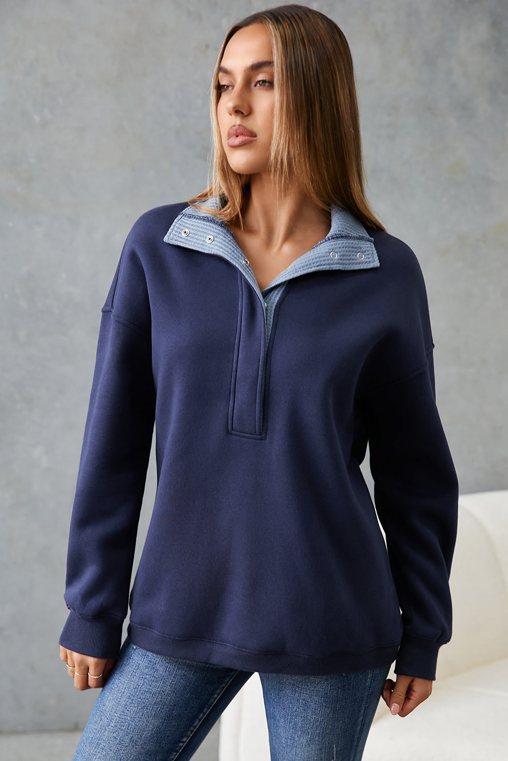 Sudadera informal de color azul desgastado, con hombros caídos y botones metálicos
