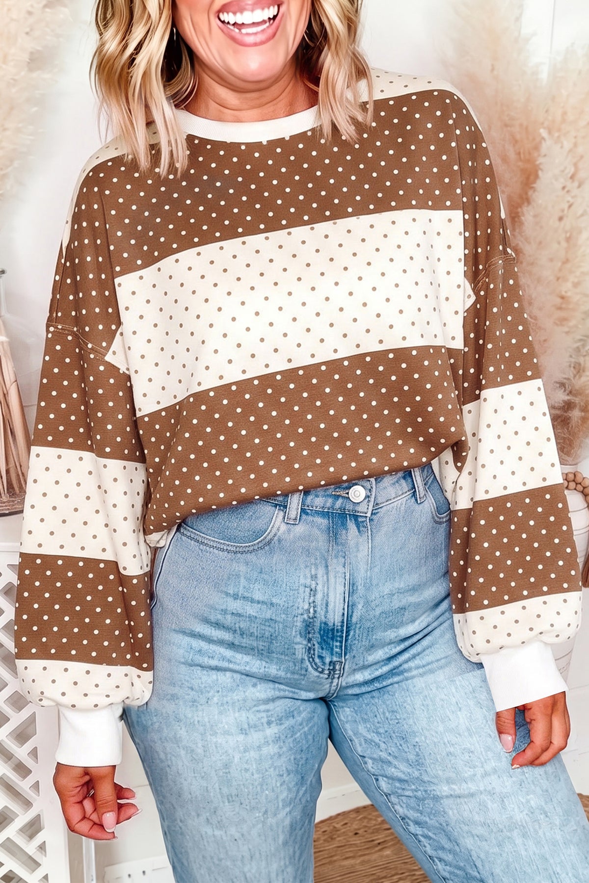 Blusa de manga larga y talla grande en color marrón con diseño de bloques de color, lunares y hombros caídos.