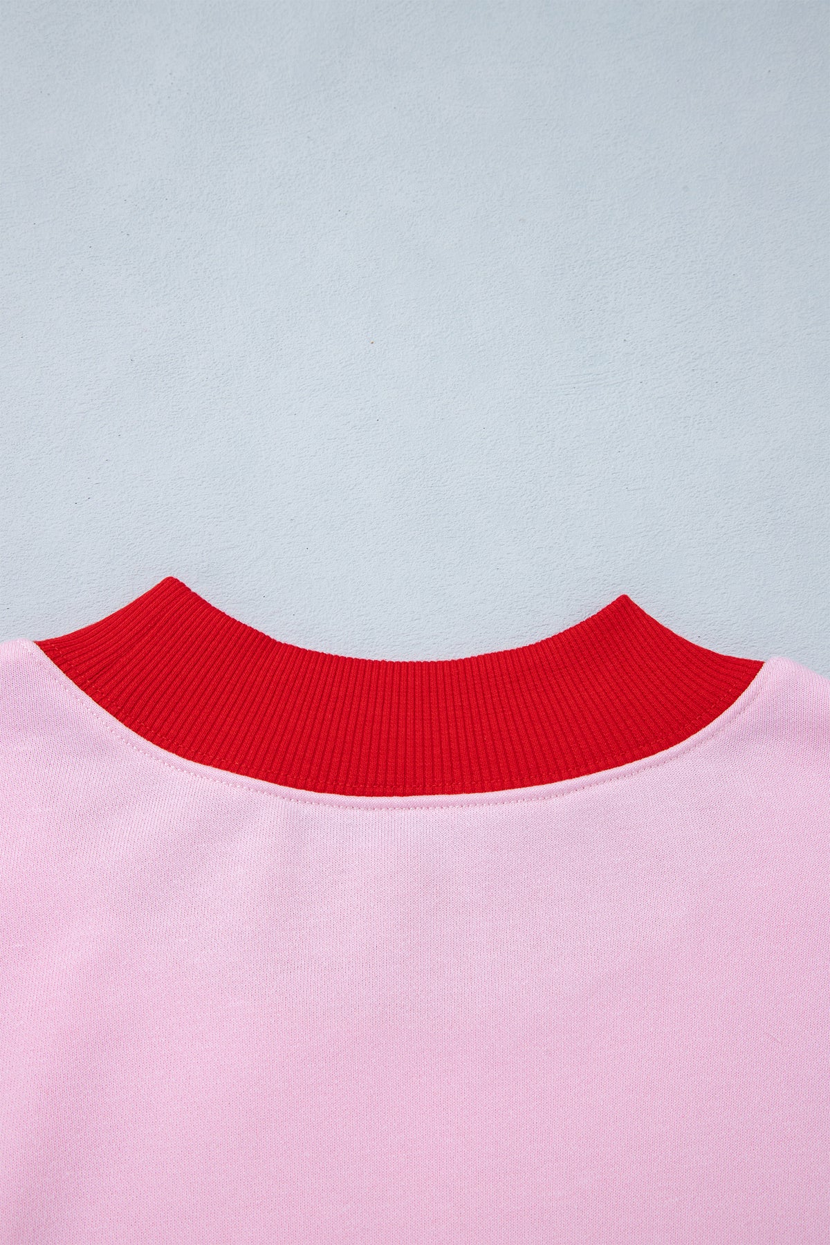 Sudadera de cuello redondo y manga larga en azul sucio con diseño de bloques de color y ribetes