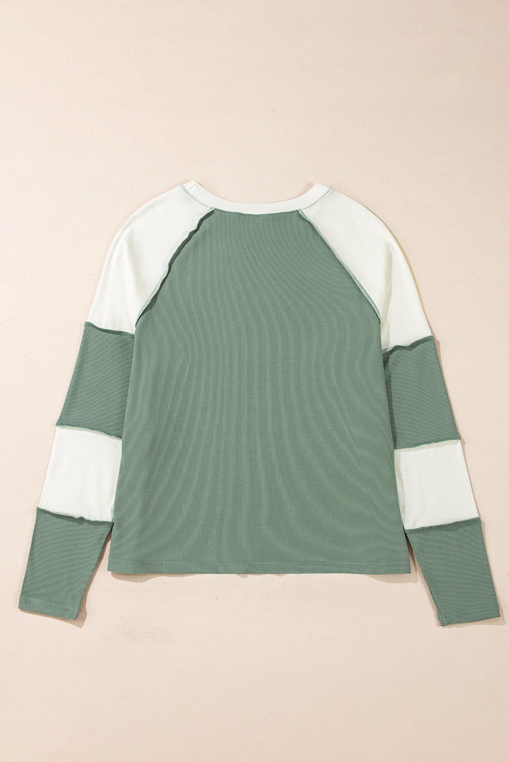 Top de manga larga raglán con diseño de bloques de color, estilo patchwork y textura acanalada, en verde menta.