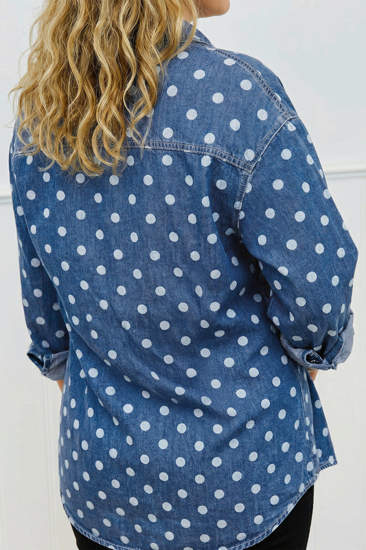 Chaqueta tipo túnica de mezclilla, corte recto, con cuello, manga larga y estampado de lunares azules.