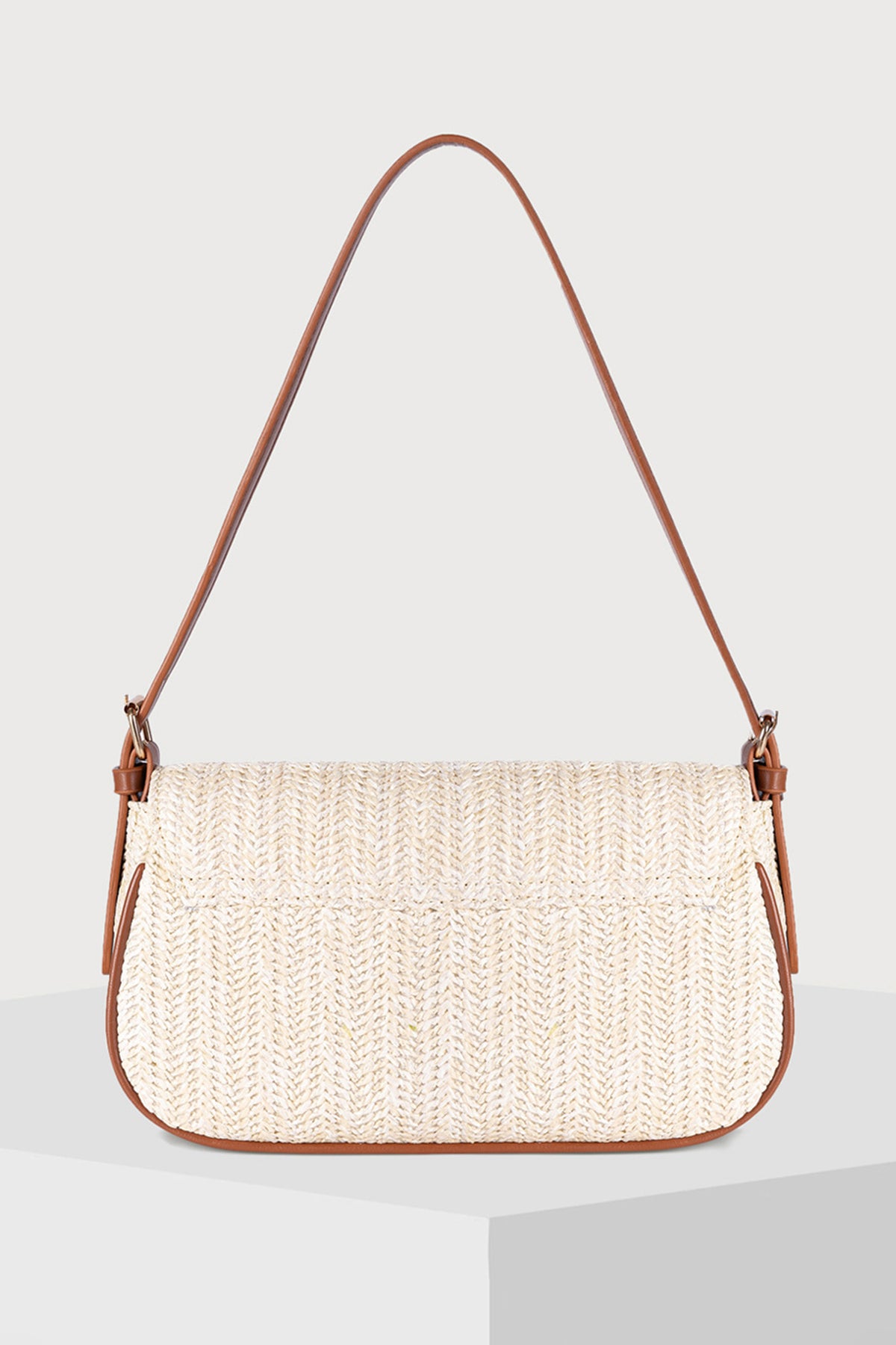 Bolso de hombro de rafia blanca trenzada con detalles en piel sintética