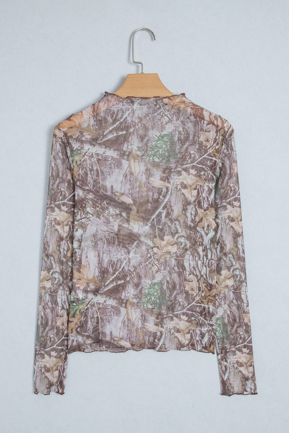 Top de malla de manga larga y cuello perkins, corte entallado, con estampado floral en gris humo