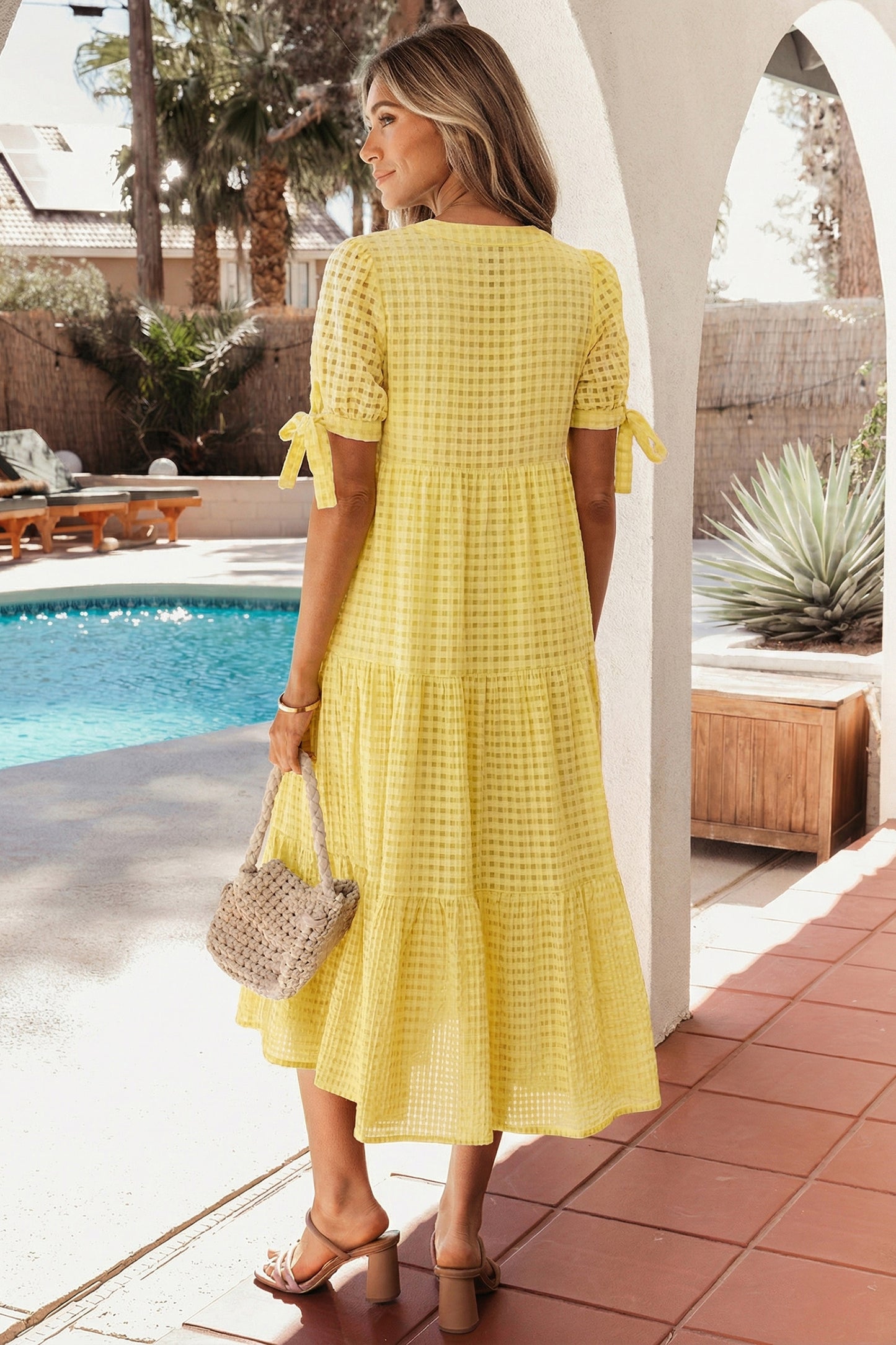 Vestido midi escalonado de manga corta con textura de cuadros vichy en azul crepúsculo y detalle de lazo