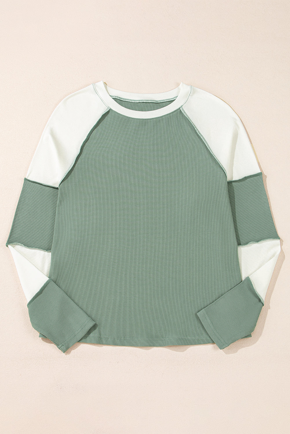 Top de manga larga raglán con diseño de bloques de color, estilo patchwork y textura acanalada, en verde menta.