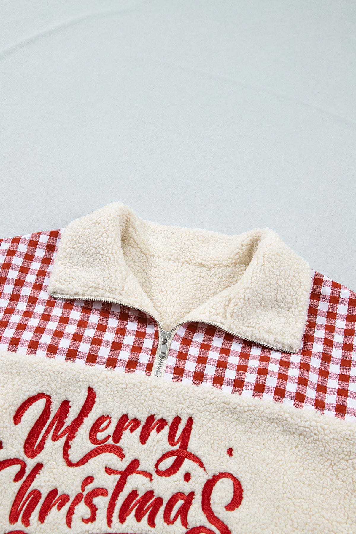 Sudadera holgada blanca de felpa con estampado de cuadros y parches, con motivo de Feliz Navidad
