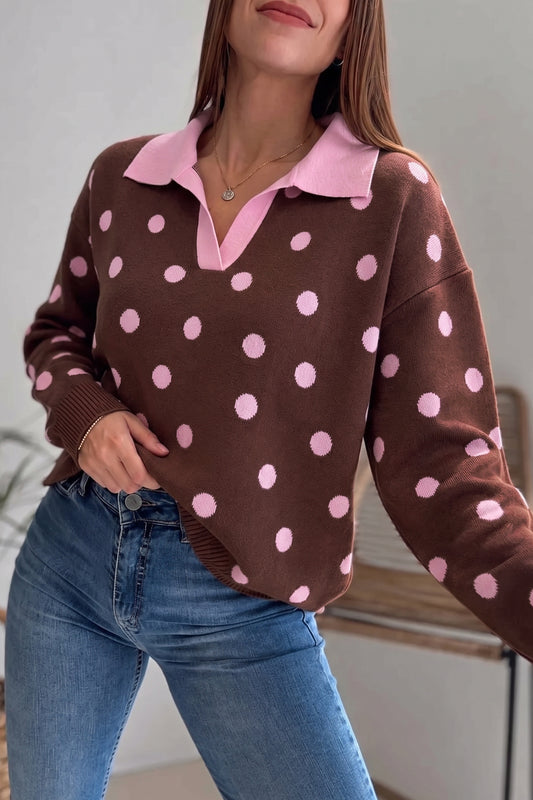 Suéter tipo pulóver holgado con cuello, diseño de bloques de color y estampado de lunares rosas.