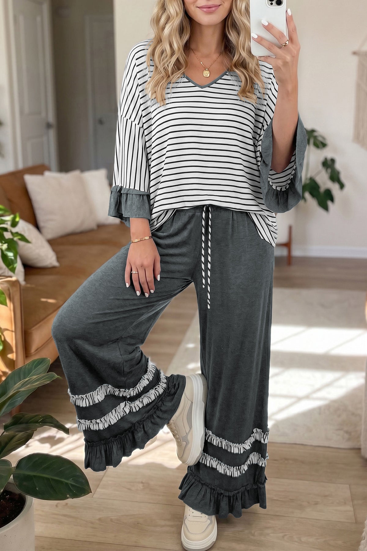 Conjunto de 2 piezas: top de rayas azules con cuello en V y mangas con volantes en contraste, y pantalón con cordón ajustable.