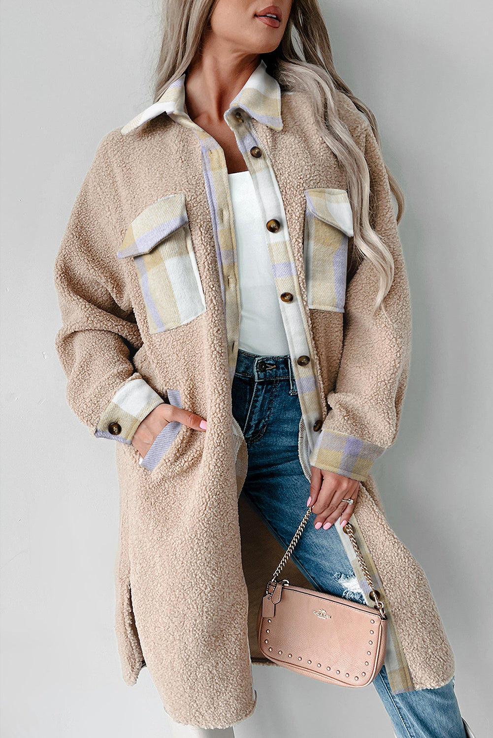Abrigo largo de sherpa, con cuello, cierre de botones y diseño de parches a cuadros en tono gris humo