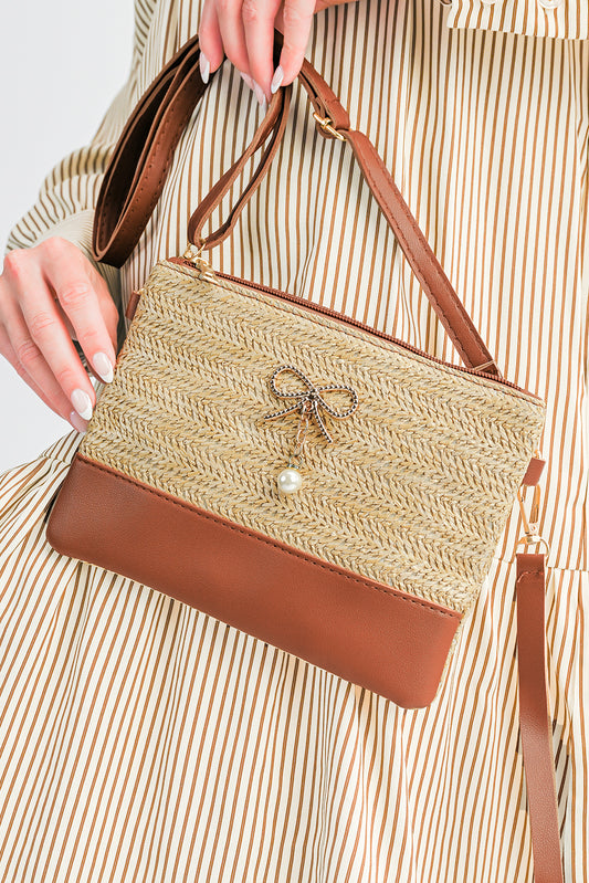 Bolso bandolera de paja y piel sintética con parche, lazo beige y detalle de perlas