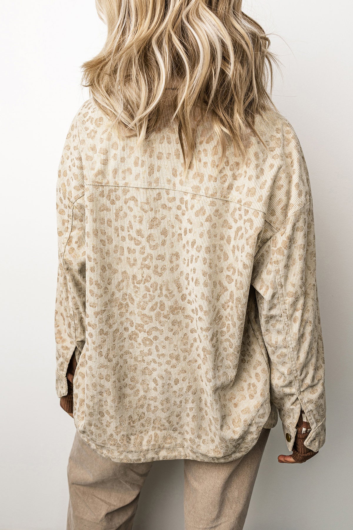 Chaqueta de pana color caqui con estampado de leopardo, cuello camisero, manga larga y corte regular.