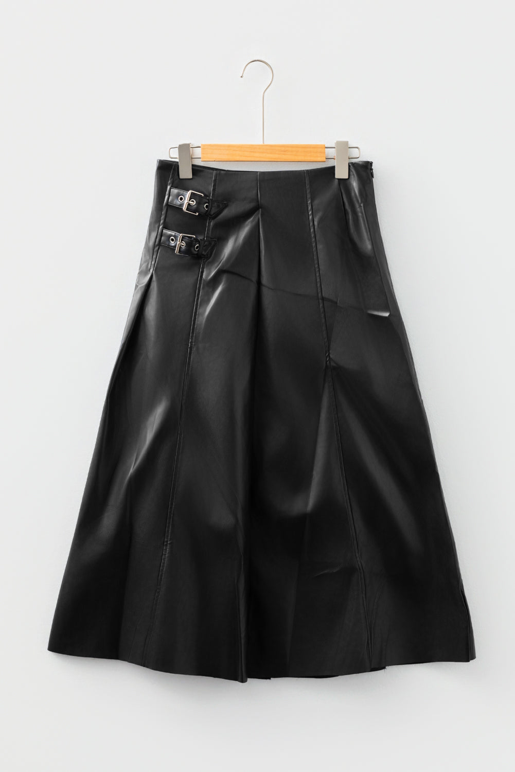 Falda midi acampanada de piel sintética negra con detalle de hebilla retro y costuras plisadas