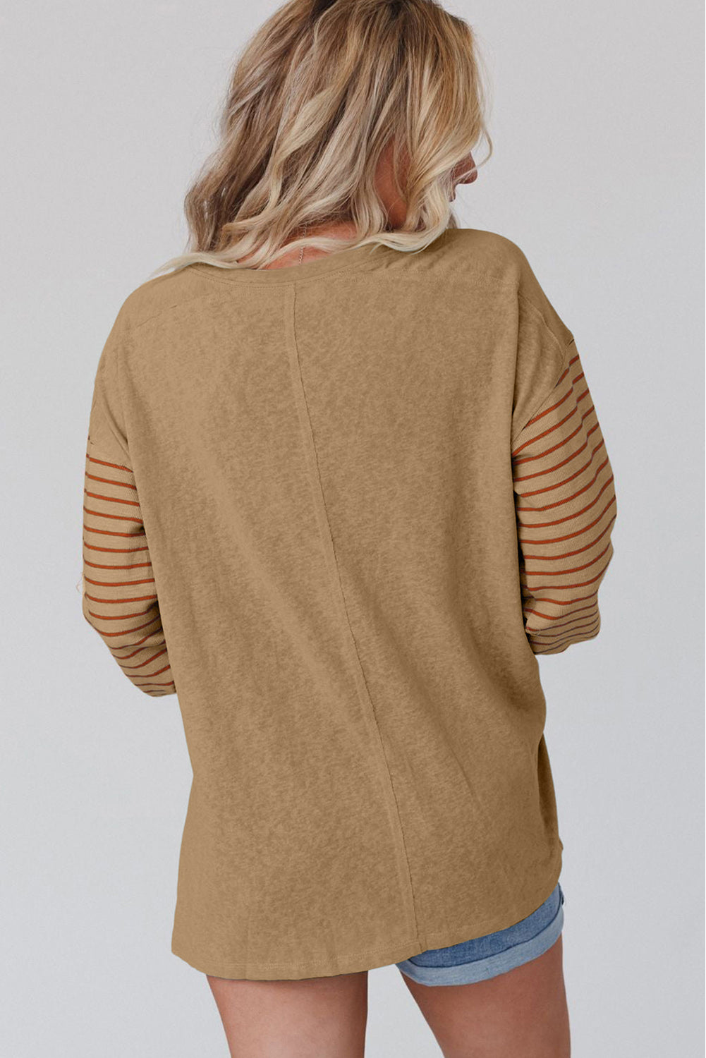 Blusa gris a rayas y bloques de color con mangas obispo