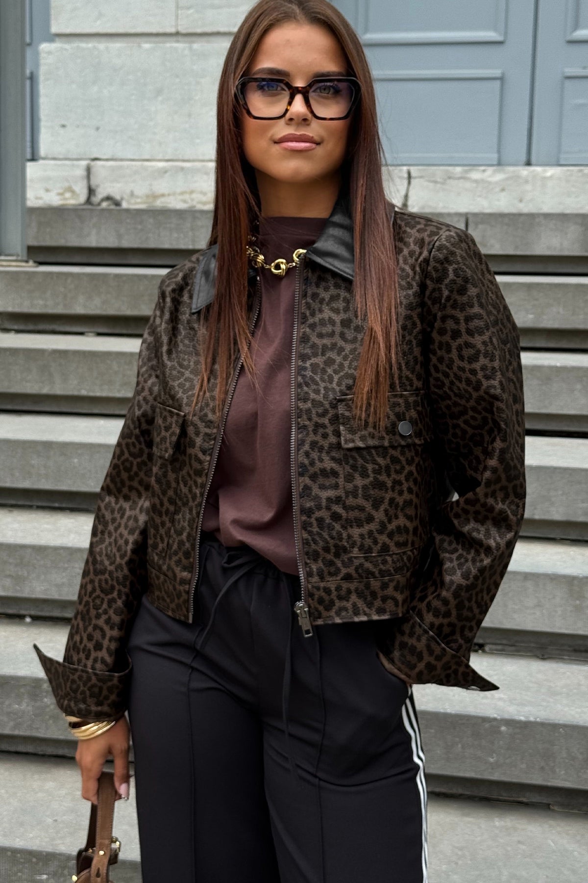 Chaqueta multicolor con estampado de leopardo, diseño en bloques de color, cuello y cierre frontal metálico.
