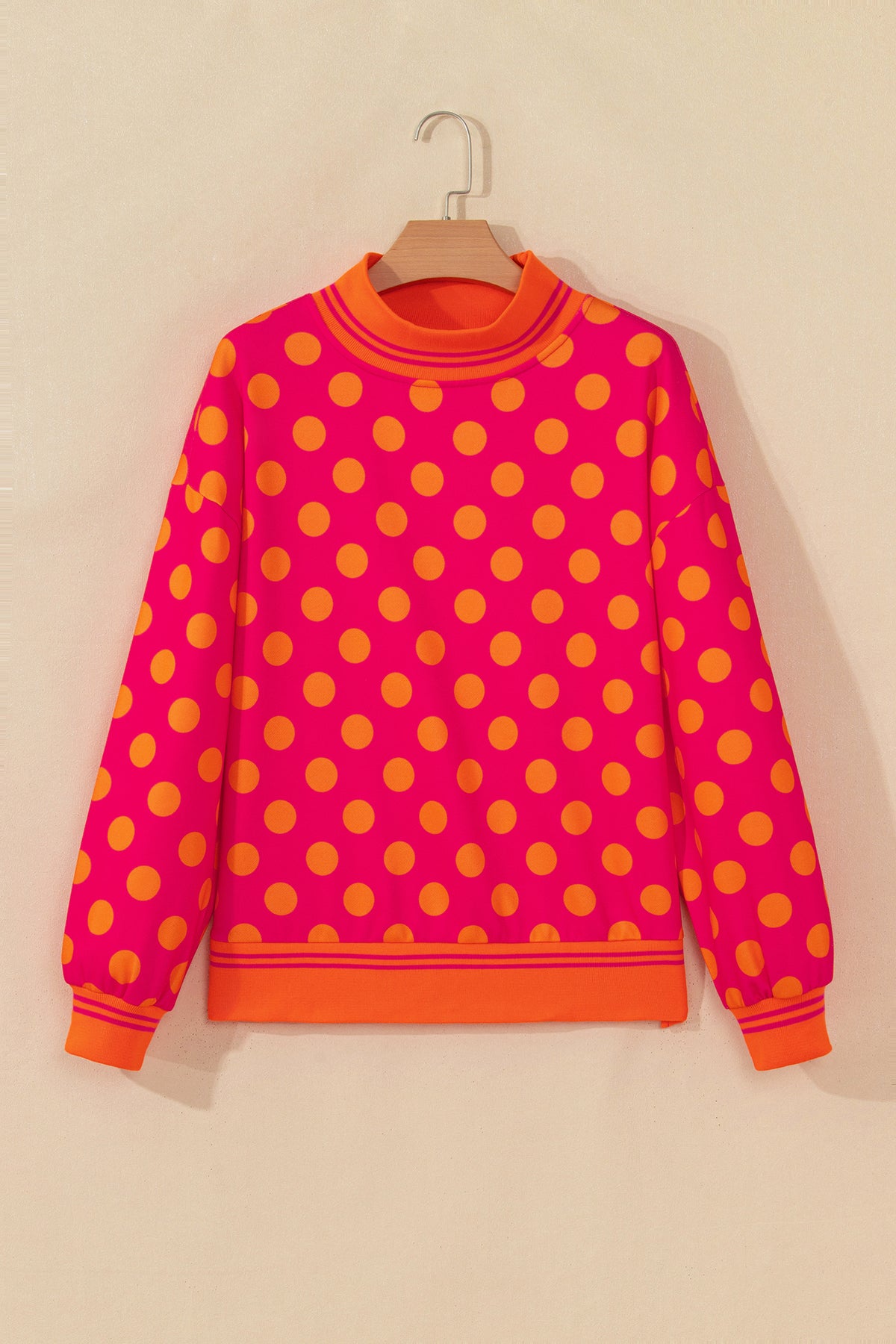 Sudadera rosa con cuello perkins y ribetes a rayas y lunares