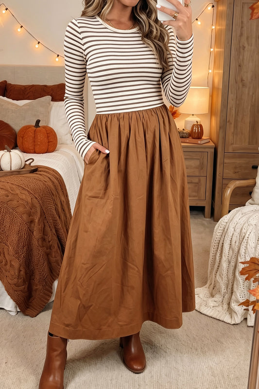 Vestido acampanado de punto acanalado con rayas marrones, manga larga, cuerpo ajustado y diseño de parches en contraste.