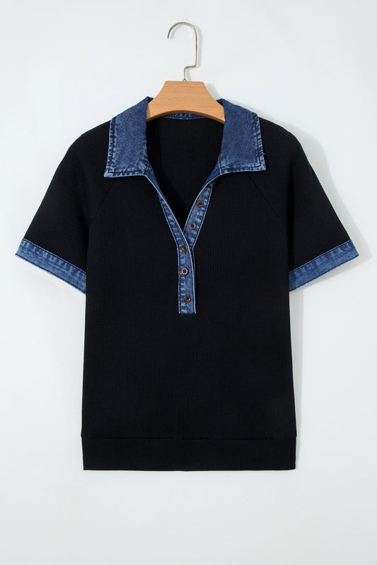Top de cuello polo con botones y patchwork de mezclilla de punto gofre negro con ribete en contraste - Bego Fashion