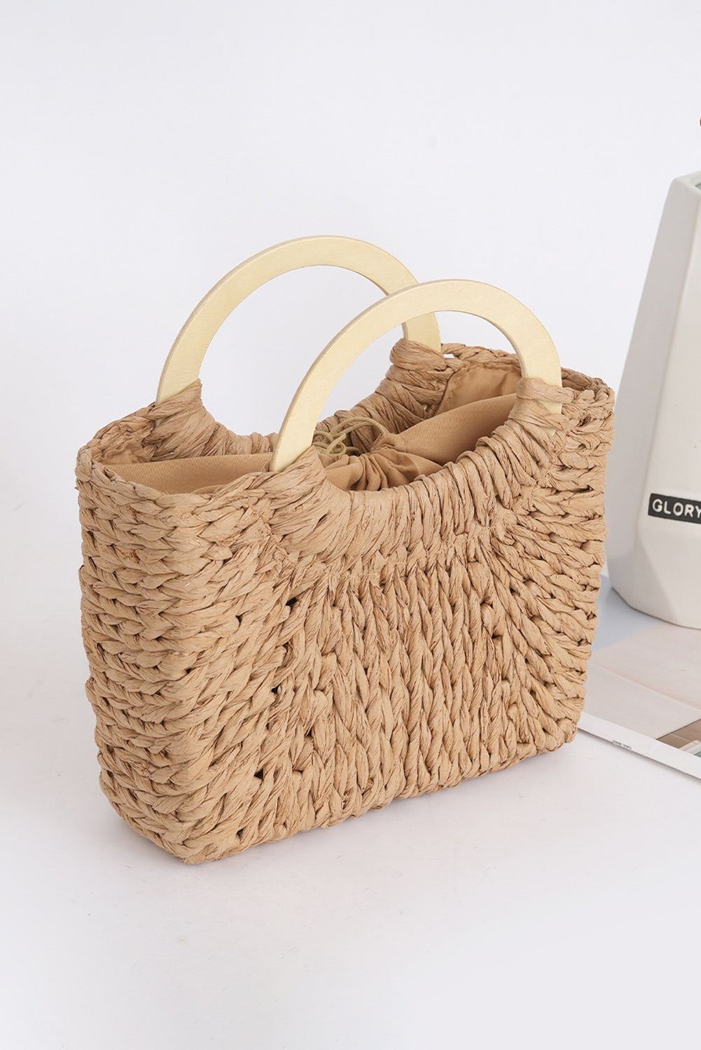 Bolso color camel de estilo retro, tejido en paja y con asa