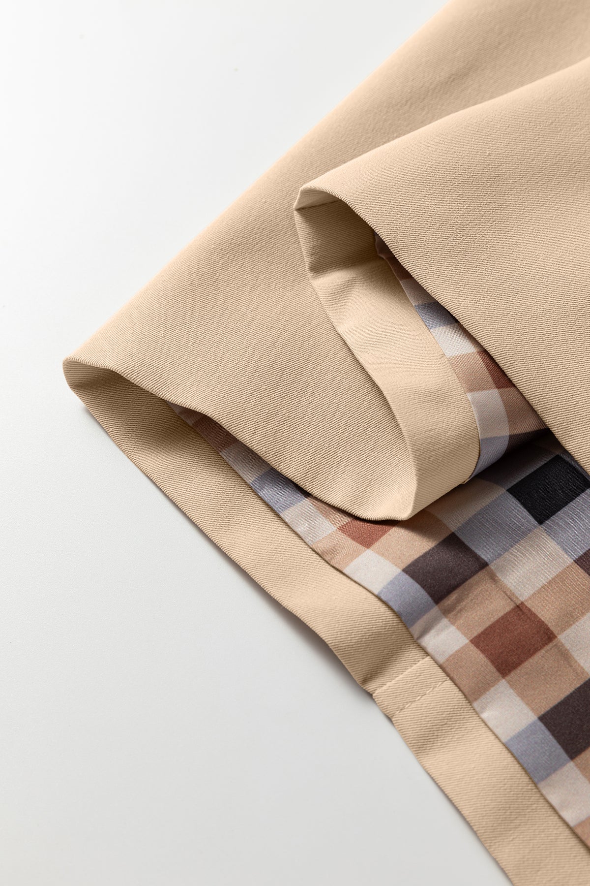 Gabardina de botonadura sencilla con forro de cuadros y diseño de patchwork