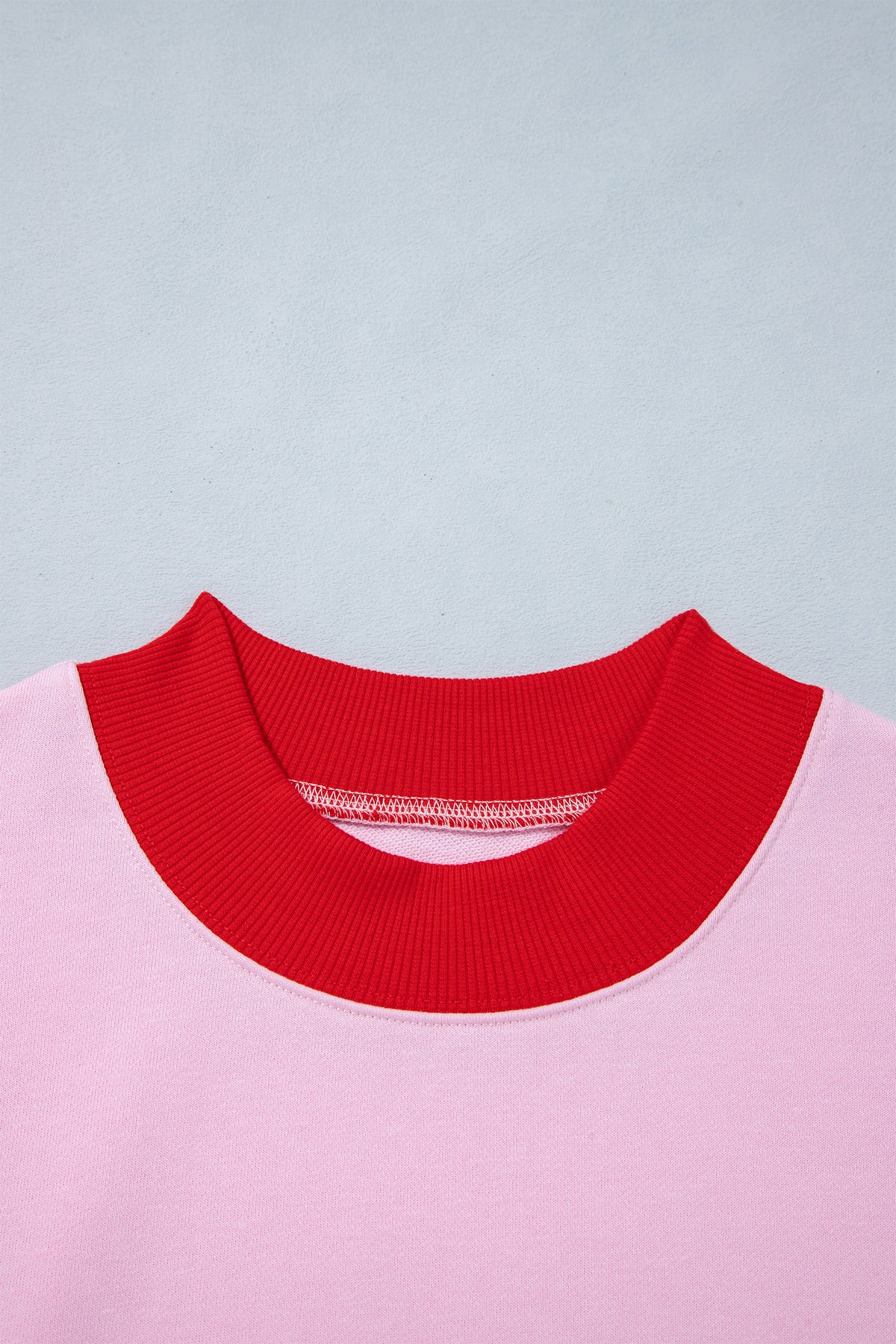 Sudadera de cuello redondo y manga larga en azul sucio con diseño de bloques de color y ribetes
