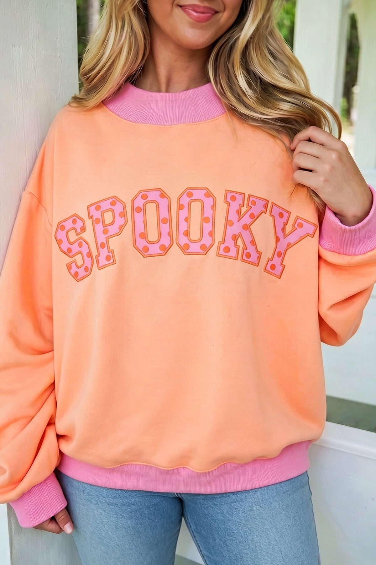 Sudadera de talla grande con cuello perkins, diseño de bloques de color y estampado gráfico con eslogan y lunares en contraste (naranja y pomelo)