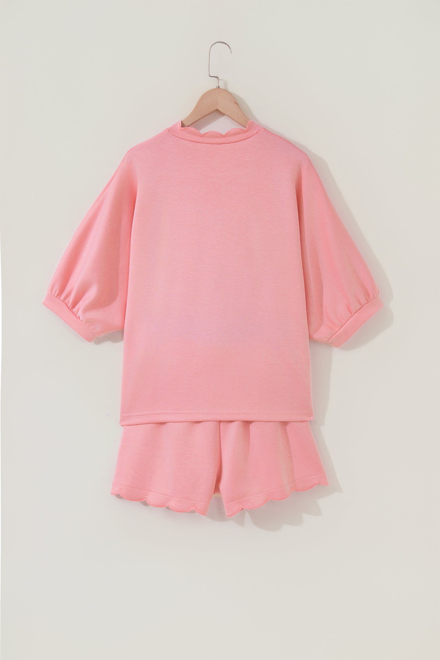 Conjunto de top tipo dolman oversize rosa con cuello en V festoneado y cordón ajustable