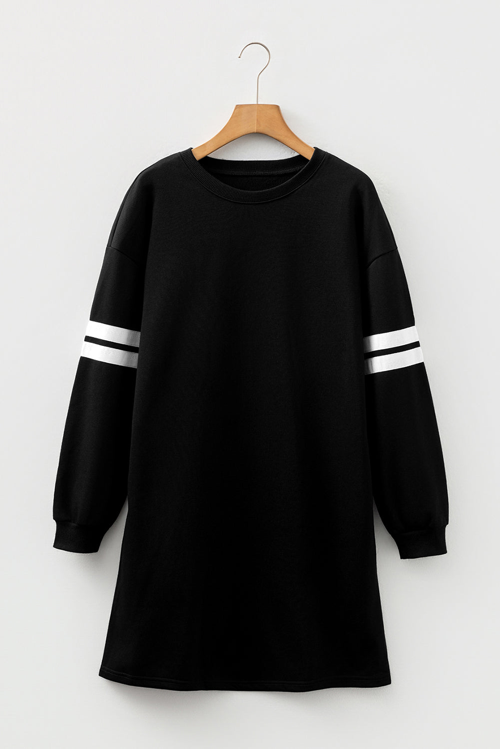 Vestido tipo sudadera de corte recto en azul celeste con mangas en contraste y acabados de canalé