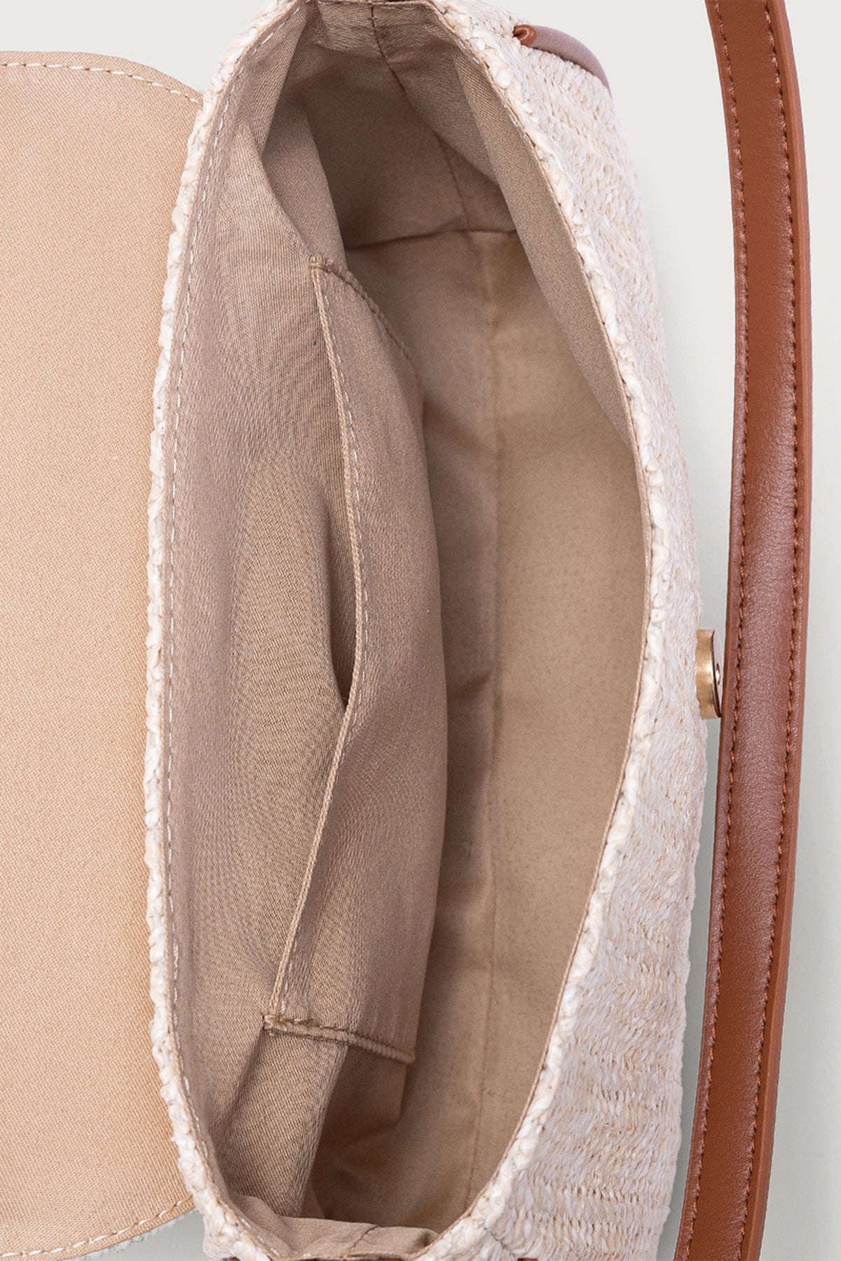 Bolso de hombro de rafia blanca trenzada con detalles en piel sintética