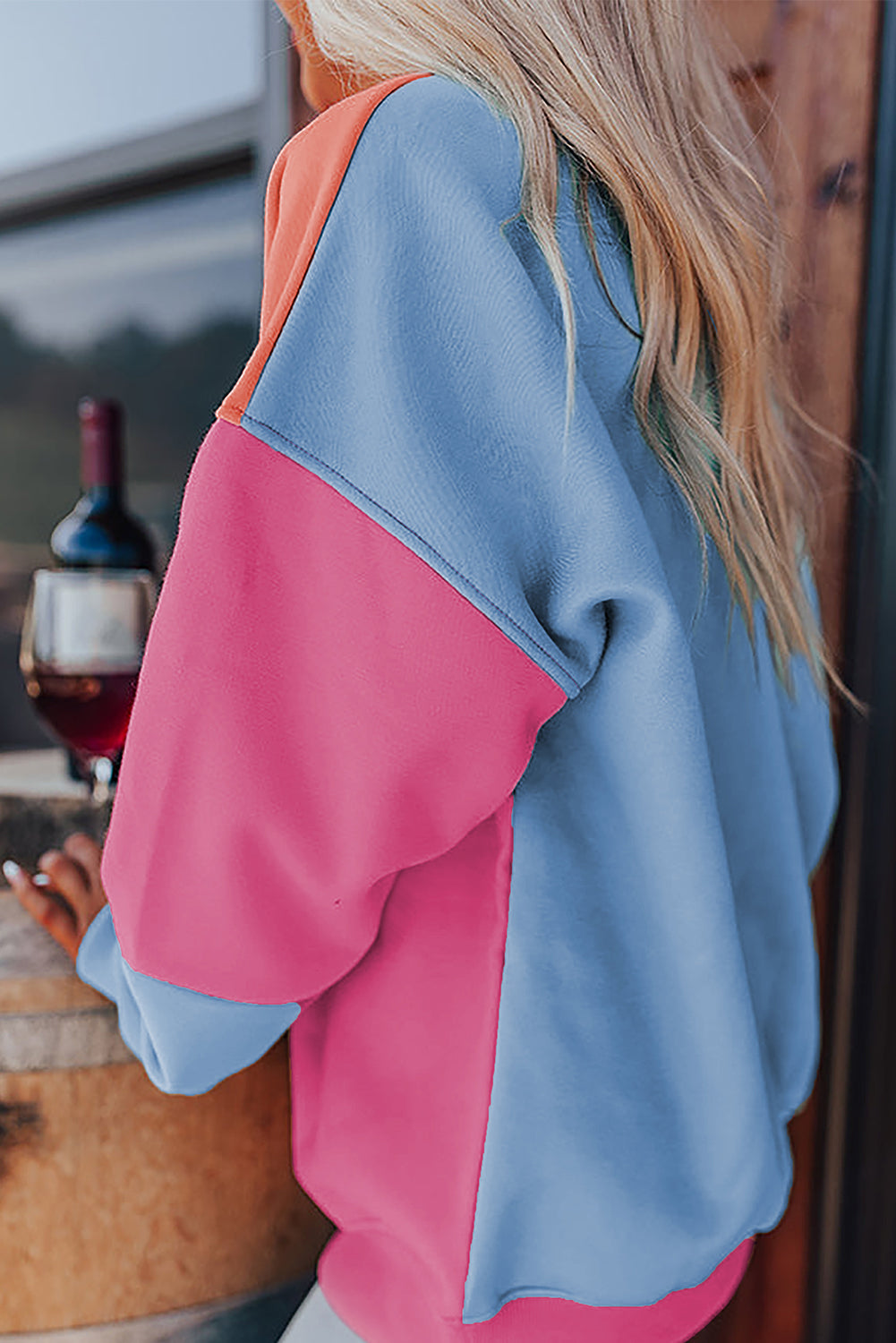Sudadera azul cielo de estilo patchwork con bloques de color y hombros caídos