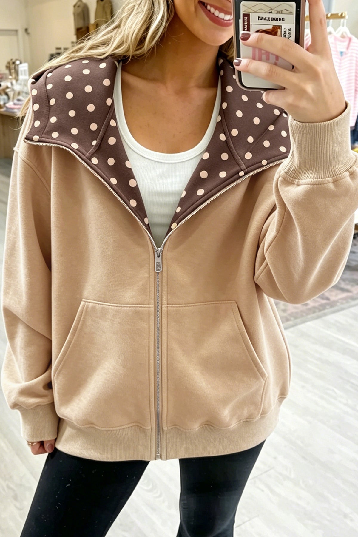 Sudadera con capucha, cremallera y estampado de lunares color pergamino