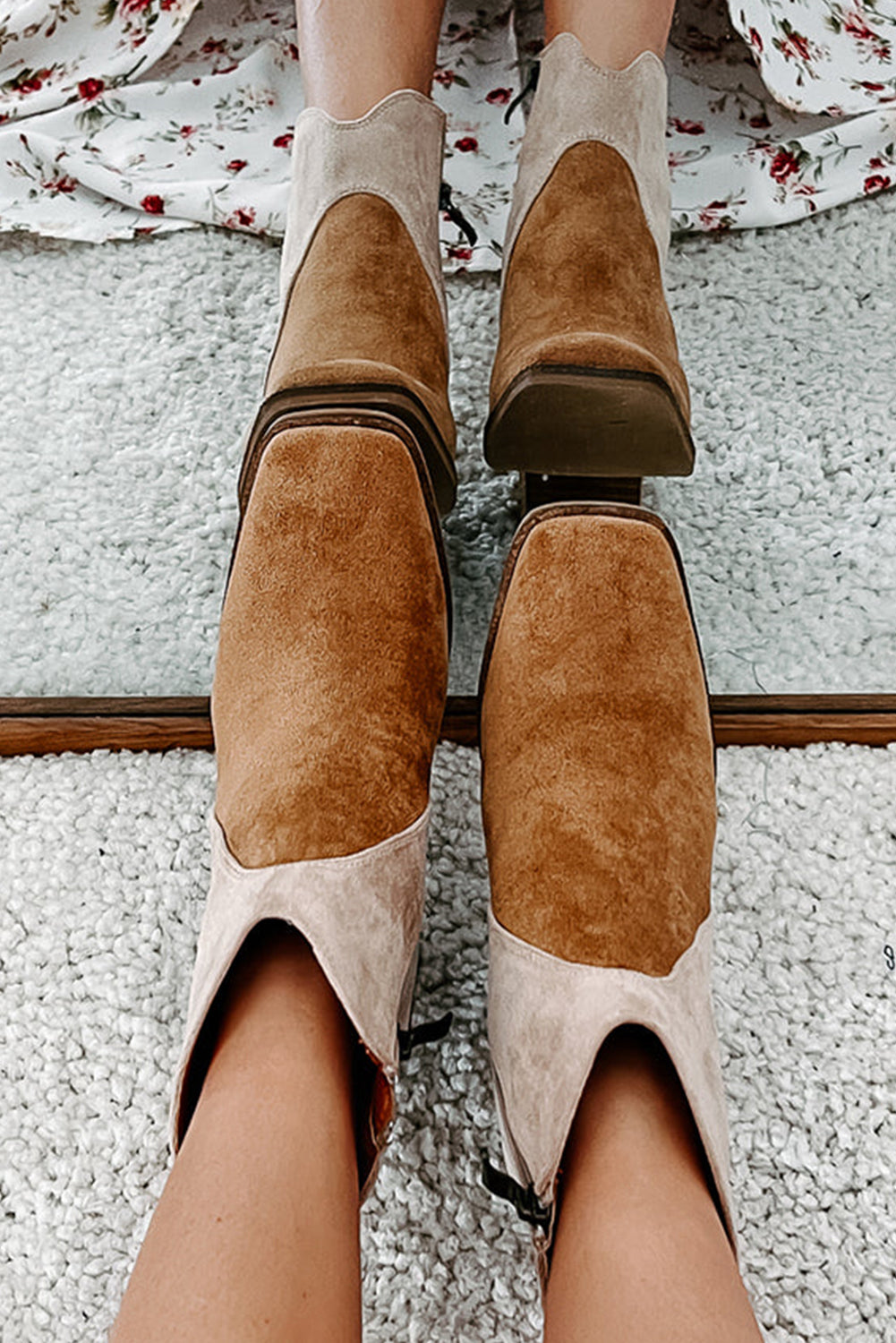 Botas color camel de dos tonos en antelina, con puntera cuadrada y tacón grueso.