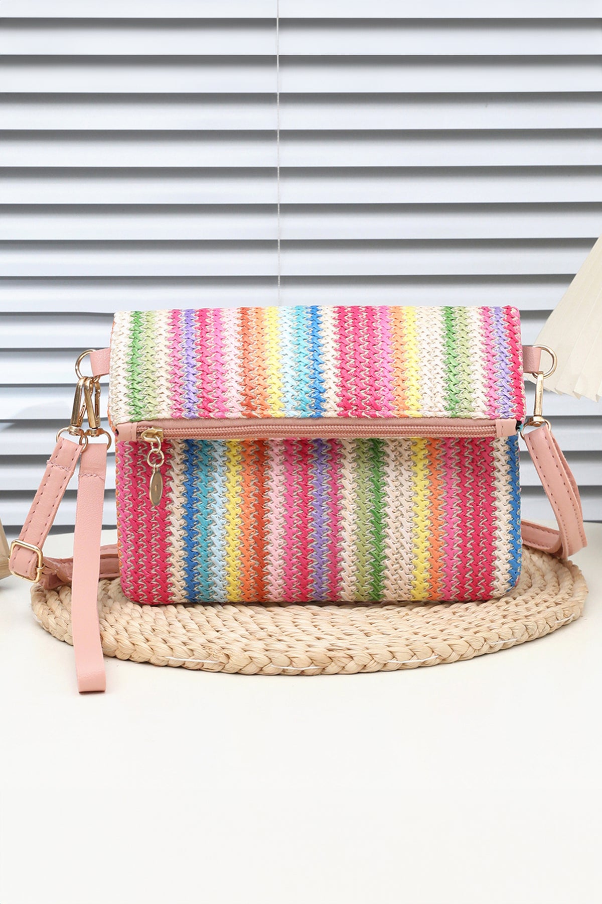 Bolso de hombro tejido en paja con diseño de margarita blanca, cierre de cremallera, diseño plegable y botón magnético.