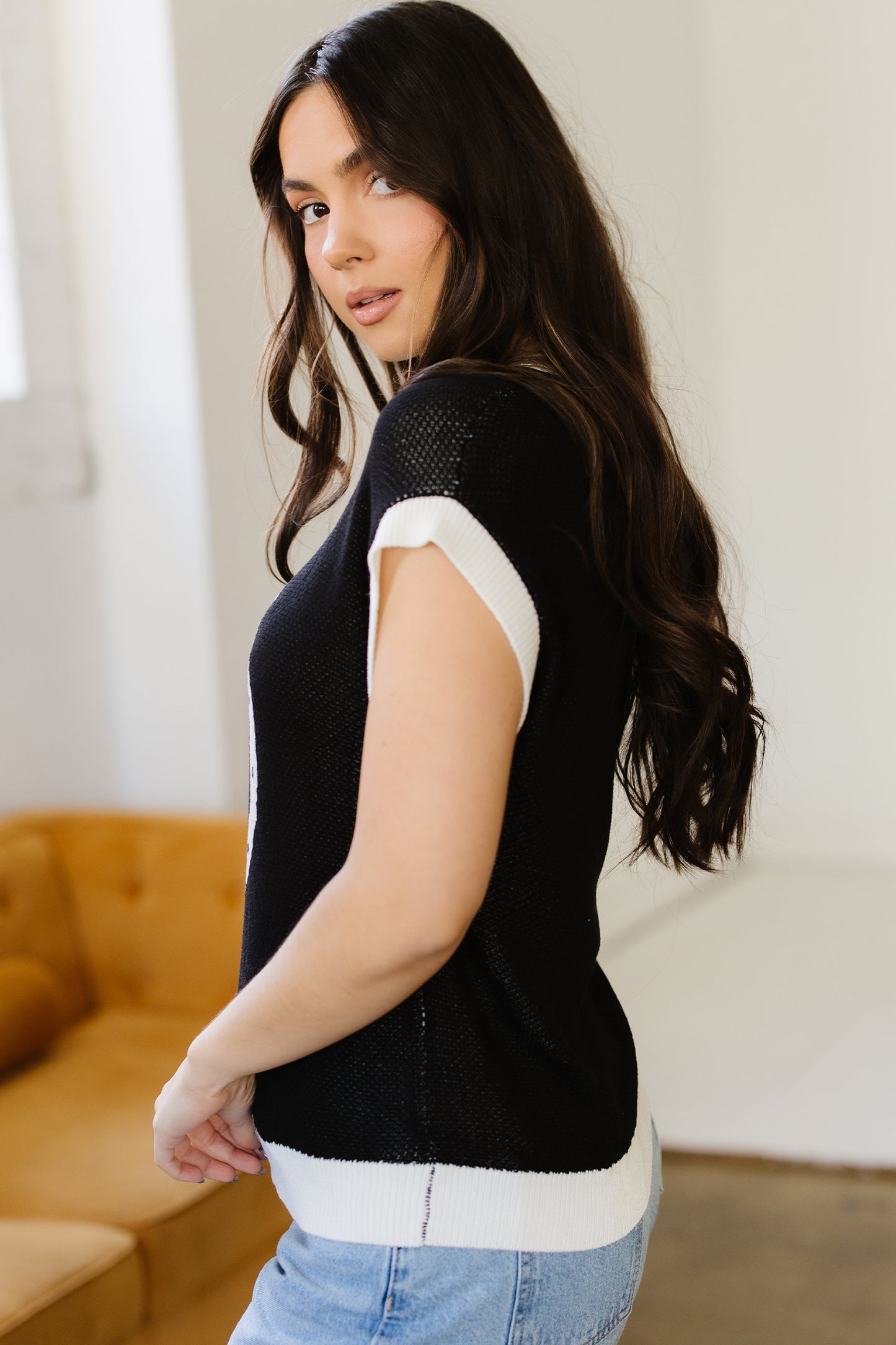 Suéter de manga corta con ribete en contraste y estampado de herradura de cabra - Bego Fashion