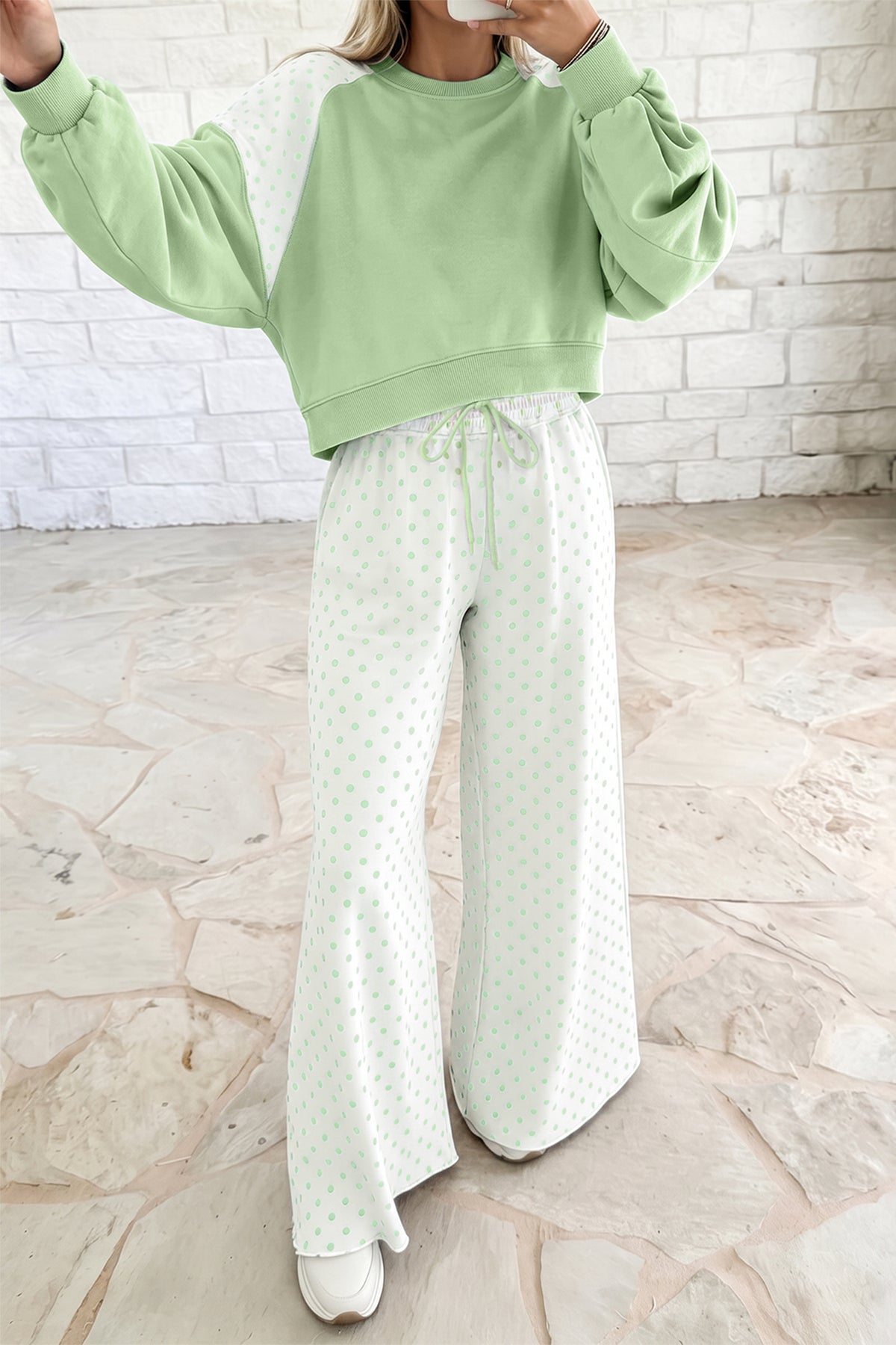Conjunto casual de dos piezas con pantalón y manga larga, estilo patchwork y bloques de color, en color caqui con estampado de lunares.