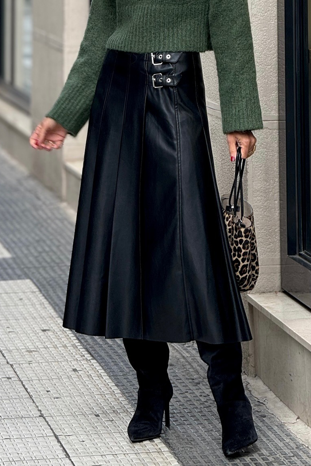 Falda midi acampanada de piel sintética negra con detalle de hebilla retro y costuras plisadas