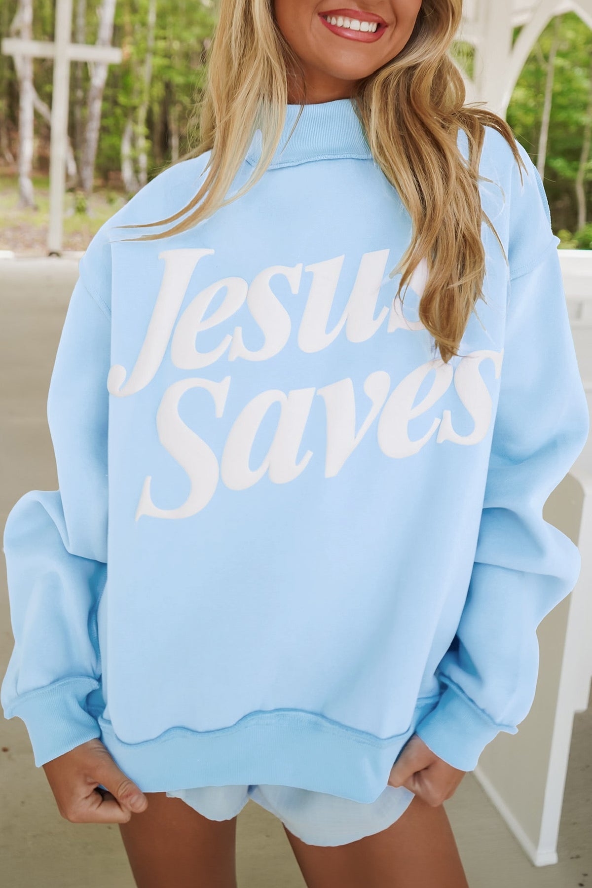 Sudadera holgada de color marrón oscuro con cuello alzado y estampado del eslogan «Jesus Saves»