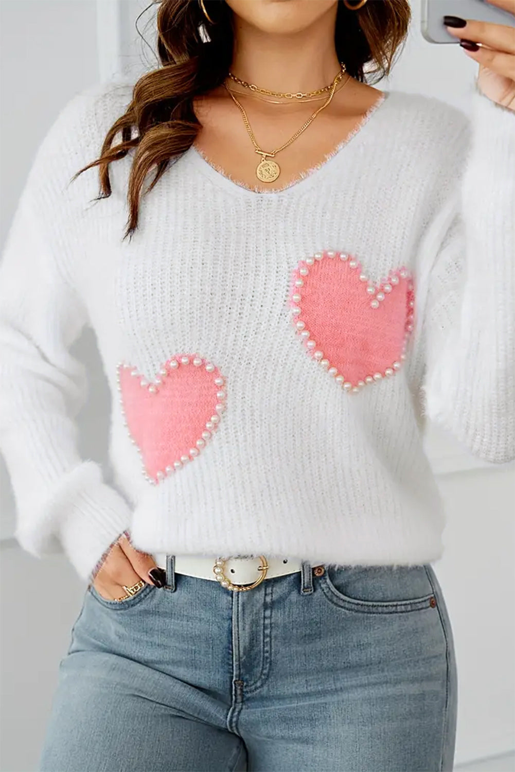 Suéter peludito con cuello en V y diseño de corazón de cuentas de perla blanca
