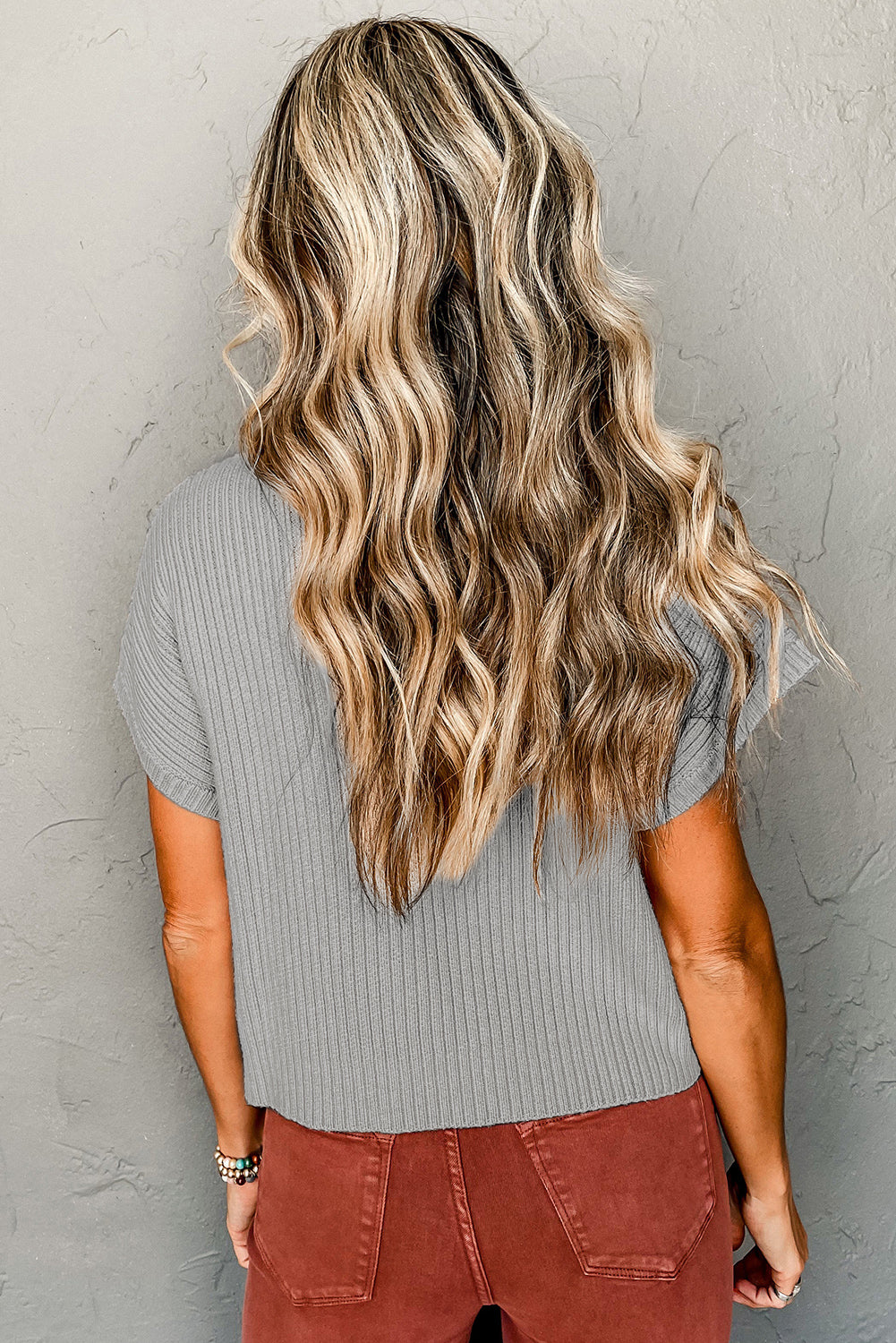 Suéter de manga corta de punto acanalado con bolsillo de parche de llama dorada - Bego Fashion