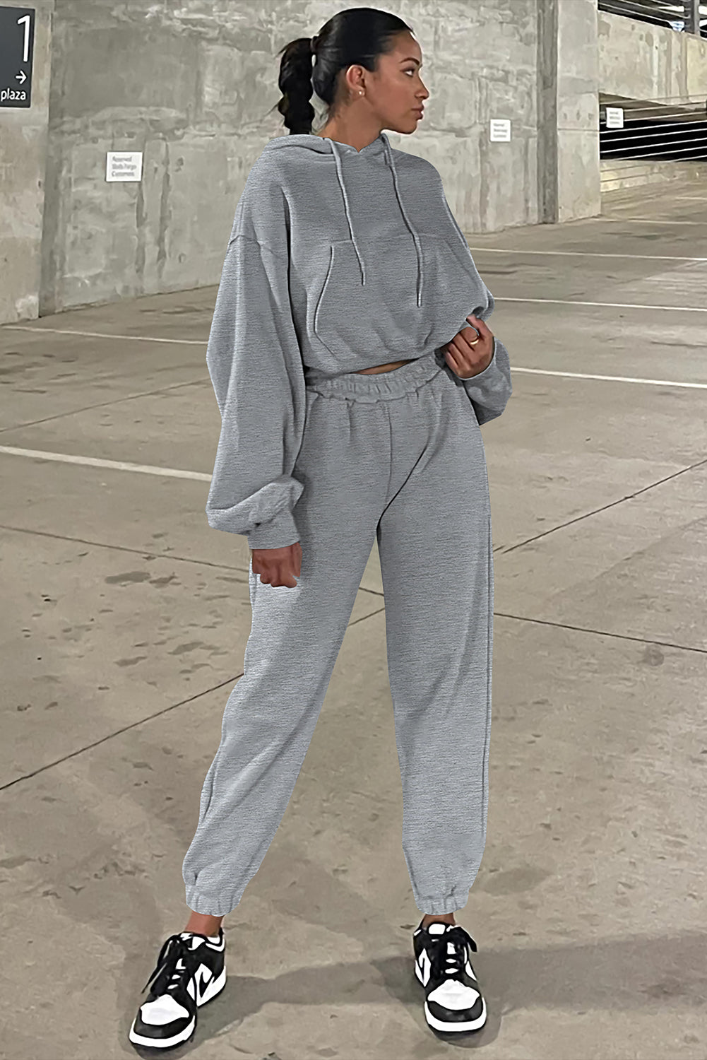 Conjunto deportivo con sudadera con capucha y pantalones deportivos de hombros caídos en gris liso - Bego Fashion