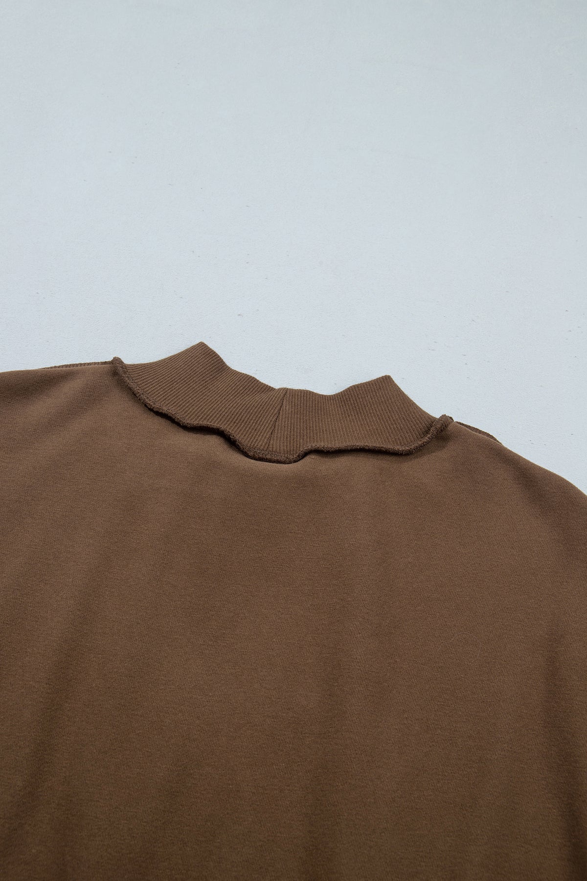 Sudadera holgada de color marrón oscuro con cuello alzado y estampado del eslogan «Jesus Saves»