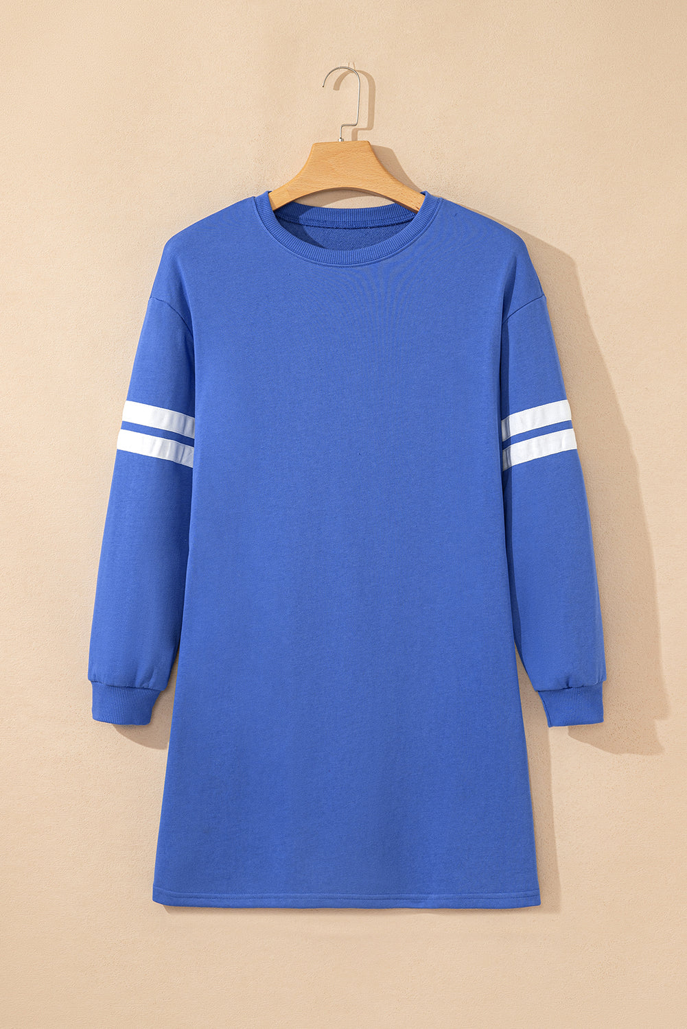 Vestido tipo sudadera de corte recto en azul celeste con mangas en contraste y acabados de canalé