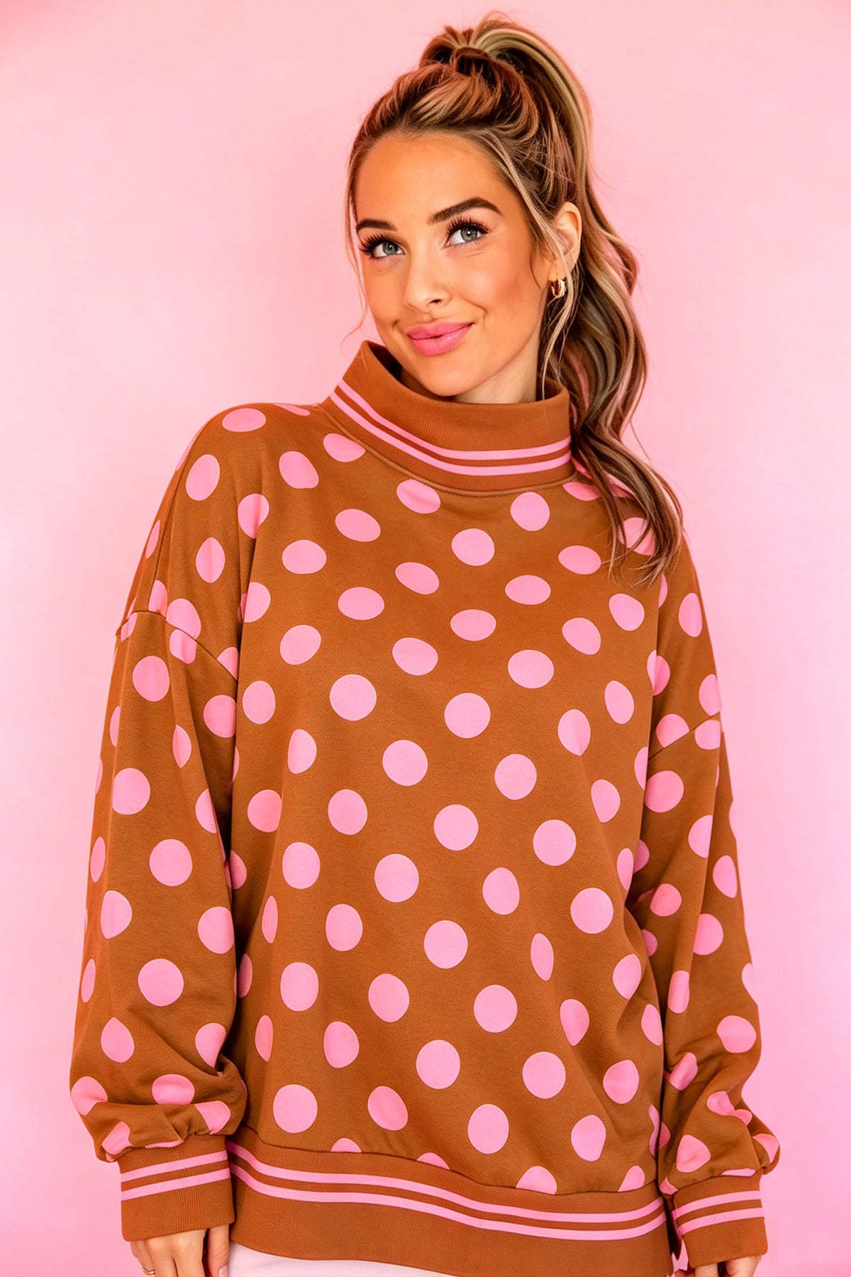Sudadera rosa con cuello perkins y ribetes a rayas y lunares