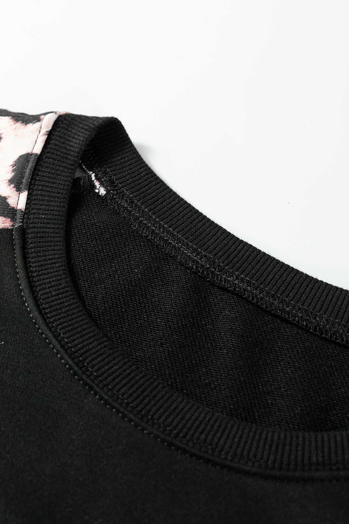 Vestido tipo sudadera estilo universitario con mangas raglán, estampado de leopardo negro y diseño de parches