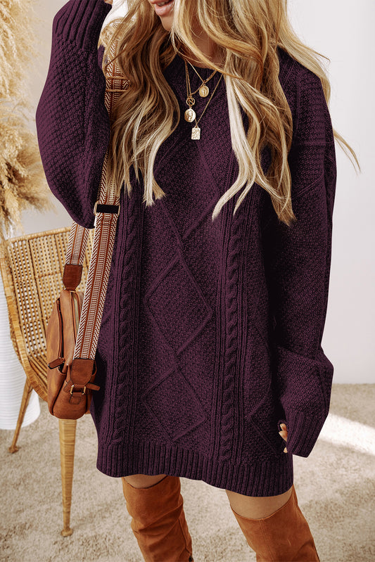 Vestido tipo suéter color burdeos de punto trenzado, corte holgado y hombros caídos