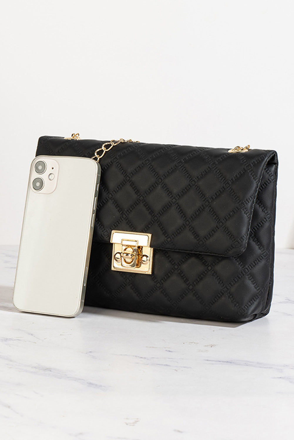 Bolso de hombro negro de piel sintética texturizada con hebilla de cadena dorada
