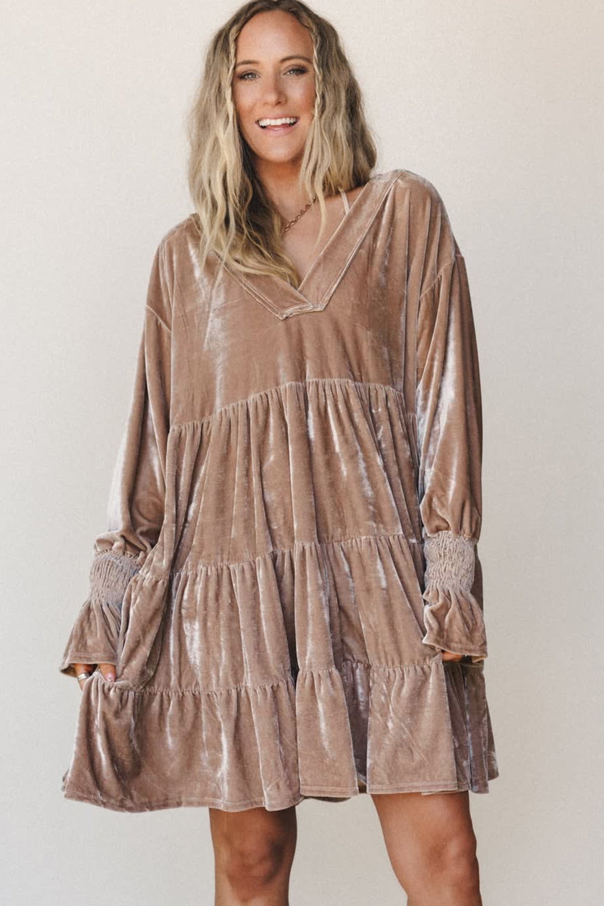 Vestido de terciopelo gris humo, de color sólido, con cuello en V, manga larga y diseño escalonado.