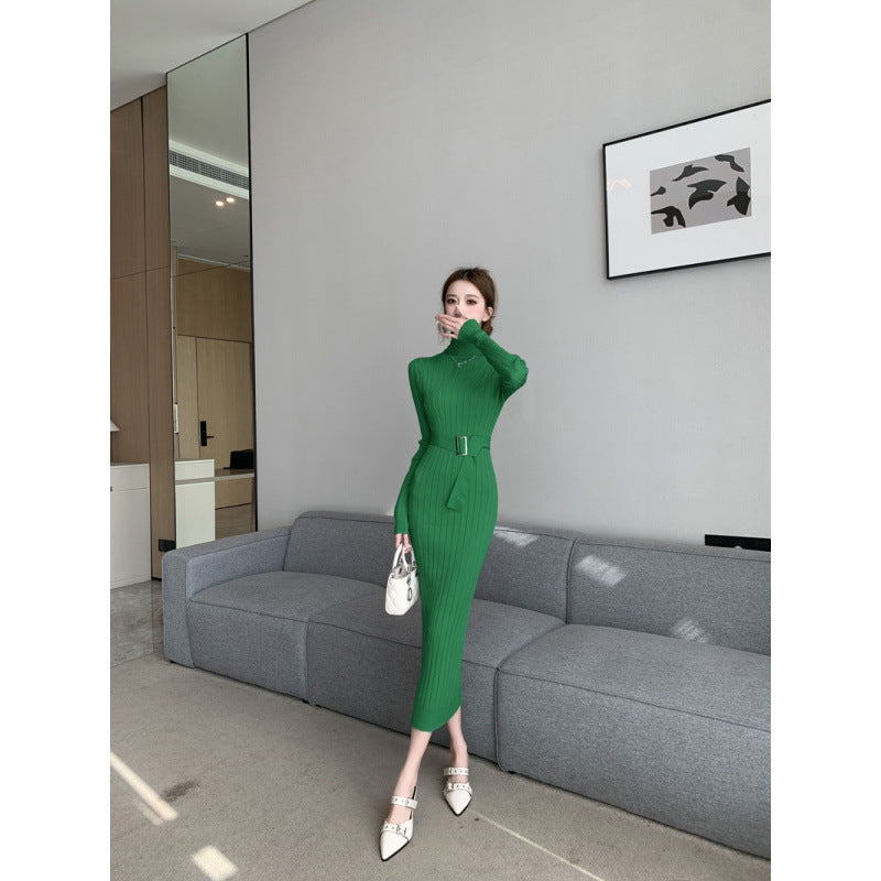 Elegante suéter de cuello alto combinado con un vestido de punto elástico, ajustado y de cintura alta. - Bego Fashion