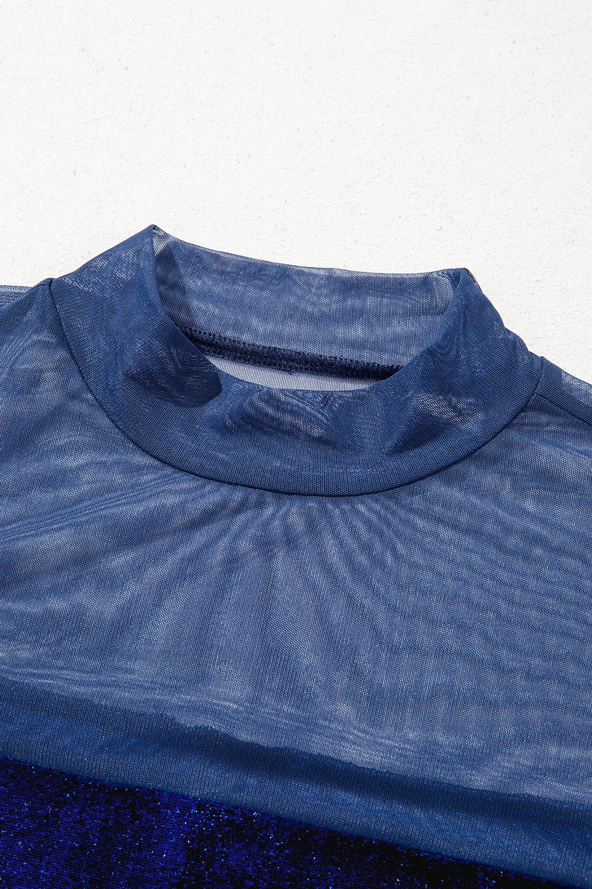 Blusa tipo suéter casual de terciopelo azul marino, de manga larga y estilo patchwork, con cuello transparente.